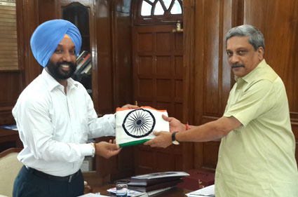 Major D P Singh with Shri Manohar Parrikar